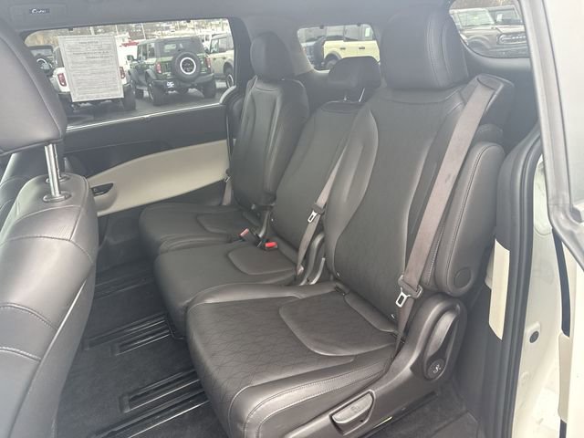 Used 2023 Kia Carnival EX image 26