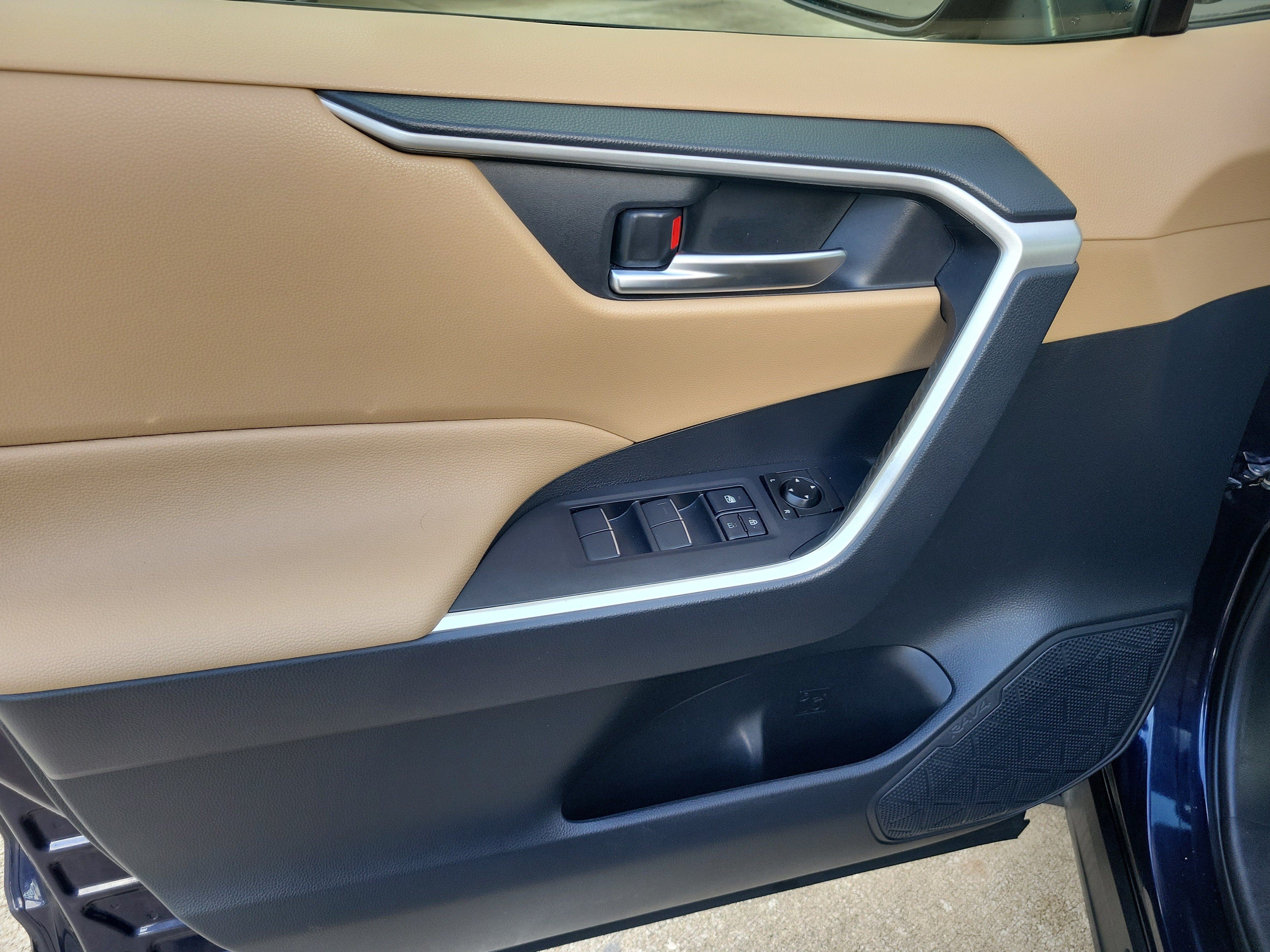 Used 2019 Toyota RAV4 XLE Premium FWD image 21