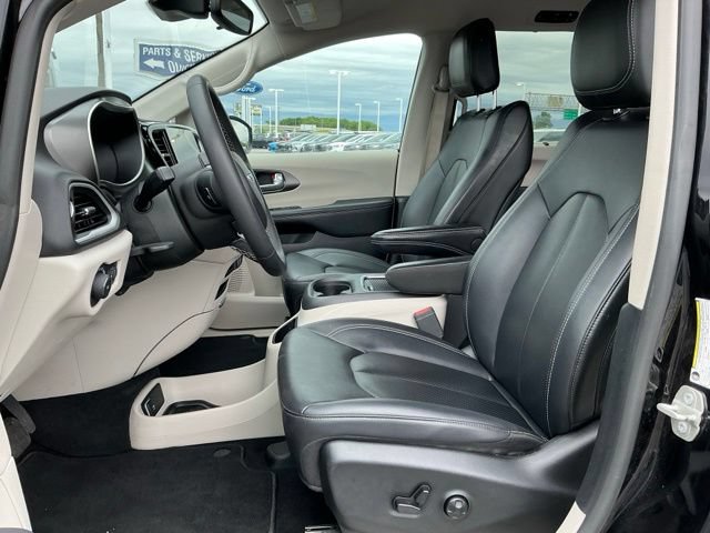 Used 2024 Chrysler Pacifica Touring-L FWD image 13
