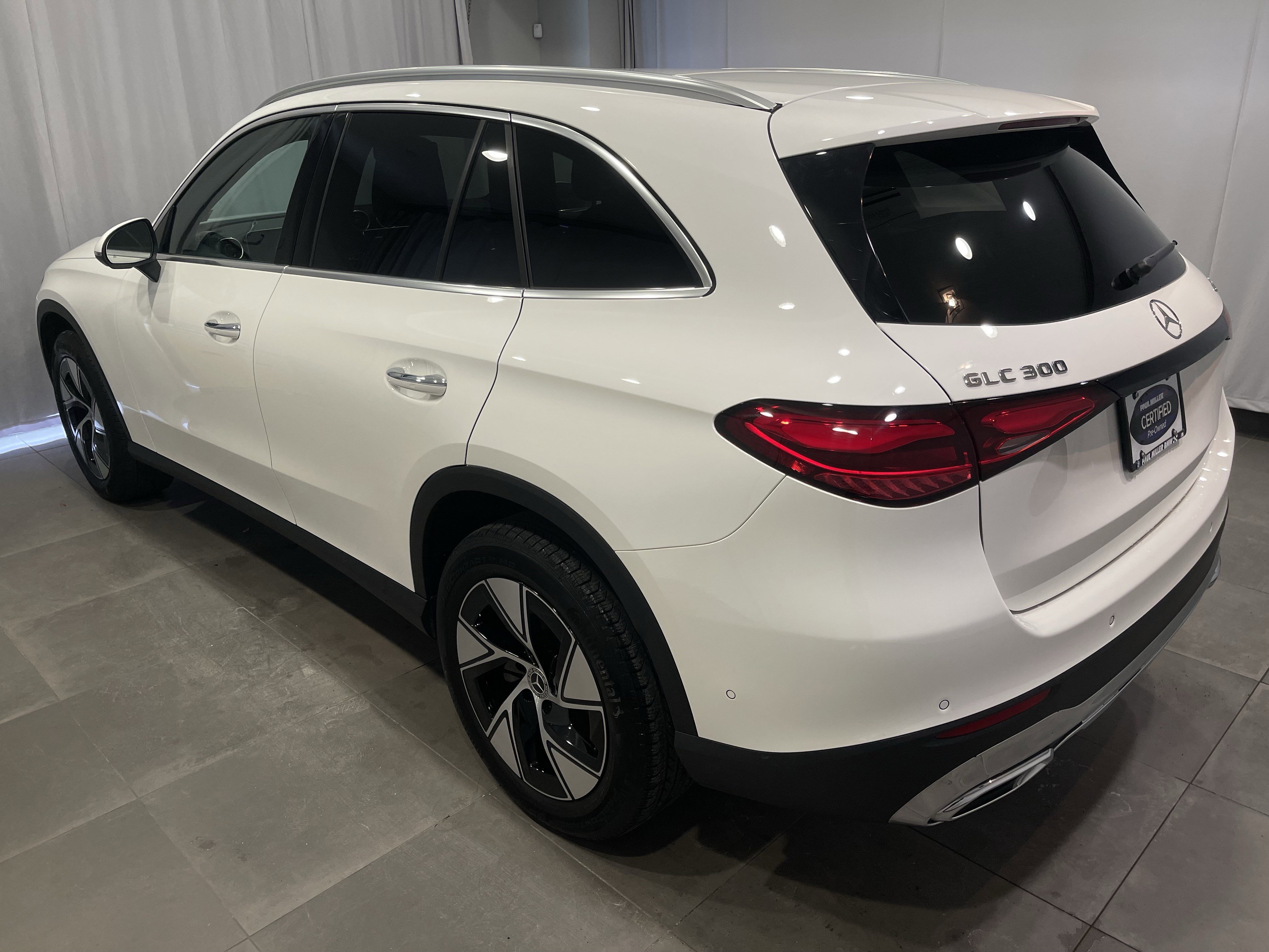 Used 2024 Mercedes-Benz GLC 300 4MATIC image 4