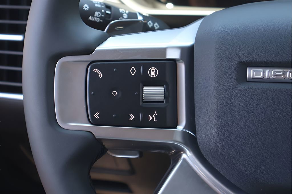 Used 2025 Land Rover Discovery Dynamic SE AWD/4WD image 19