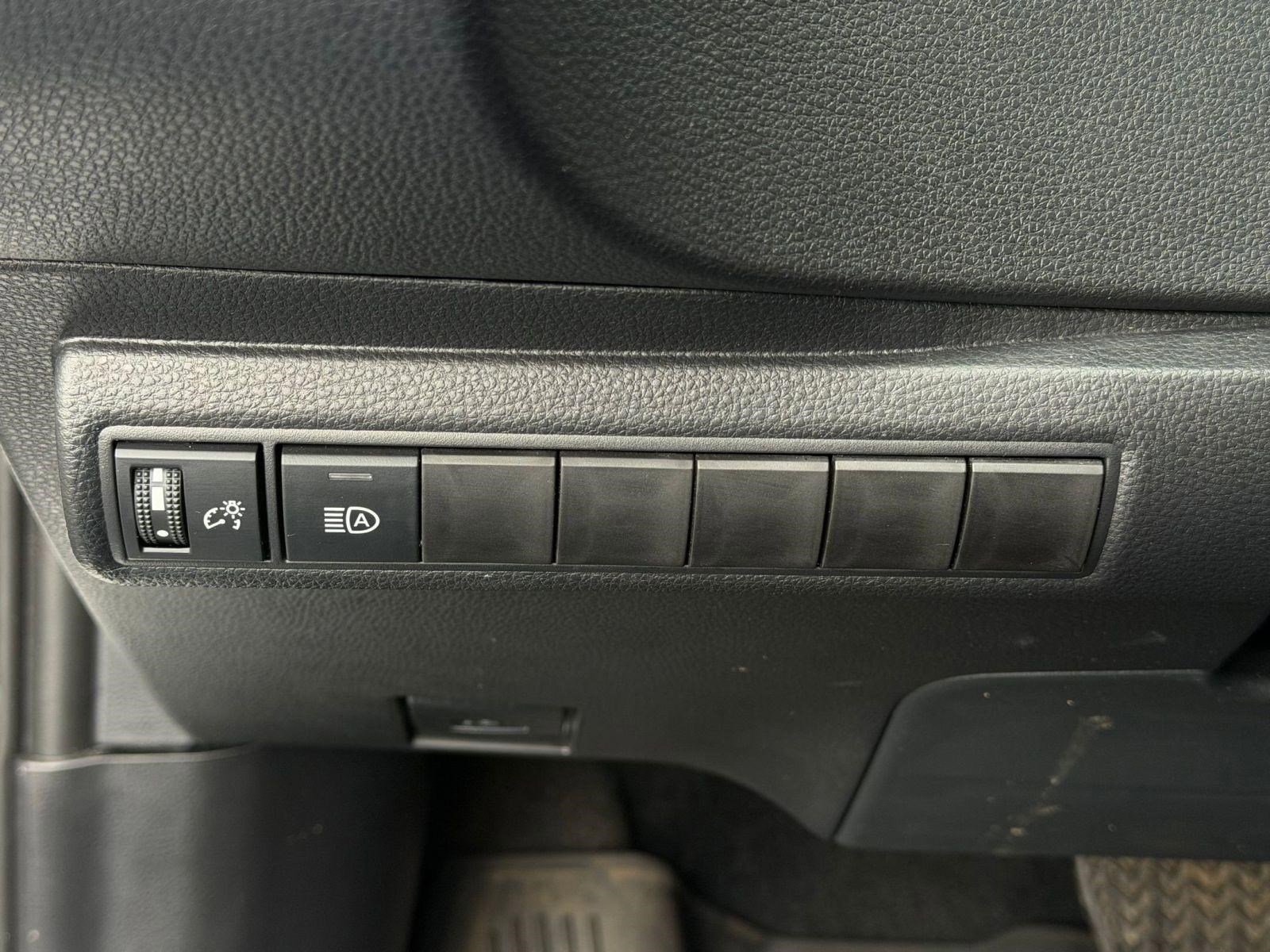 Used 2025 Toyota Corolla XSE FWD image 18