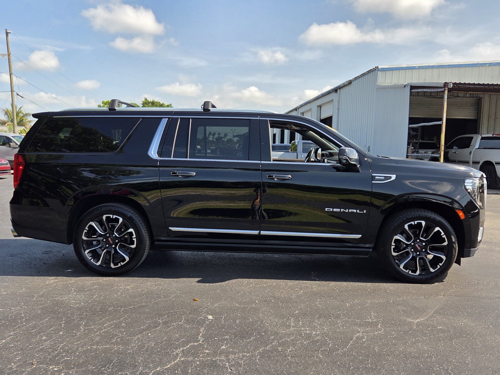 Certified 2023 GMC Yukon XL Denali w/ Denali Reserve Package AWD/4WD image 6