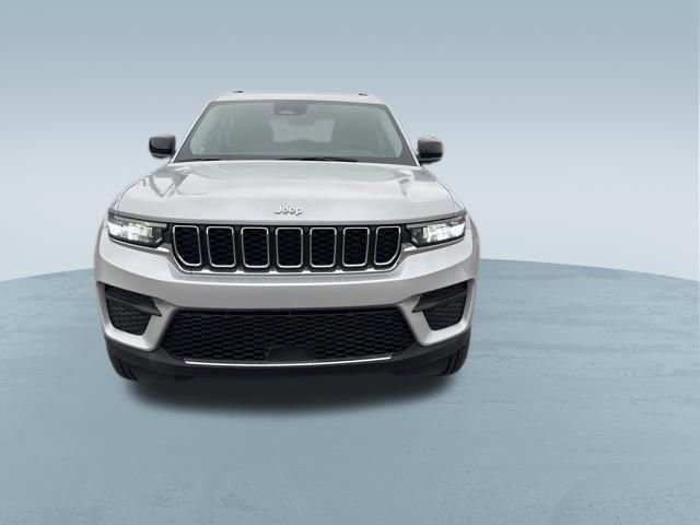 Used 2024 Jeep Grand Cherokee Laredo X image 2