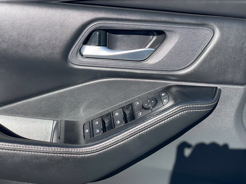 Certified 2025 Nissan Rogue SV AWD/4WD image 14