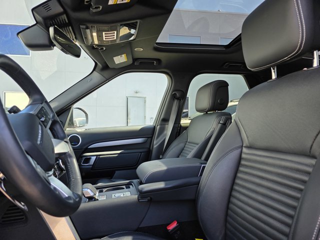 Used 2025 Land Rover Discovery Dynamic SE image 6