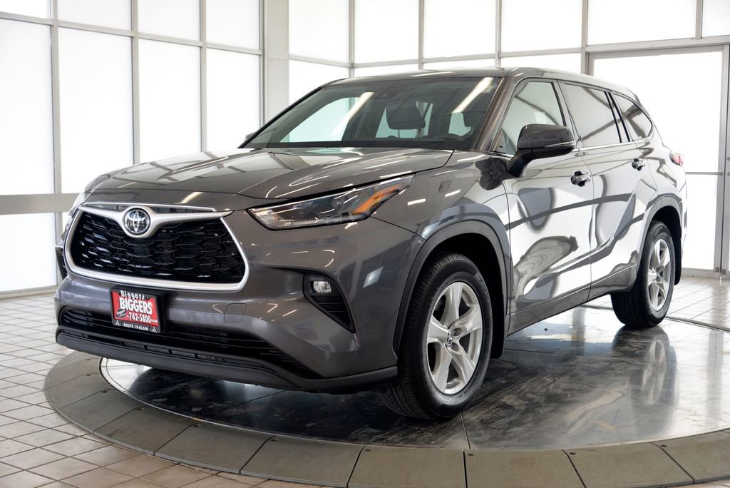 Used 2021 Toyota Highlander LE image 4