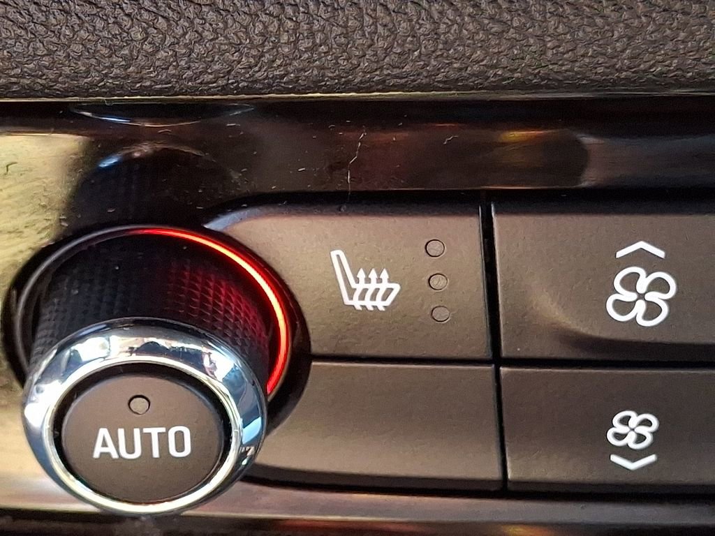 Used 2018 Buick Regal Essence w/ Sights and Sounds Package AWD/4WD image 26