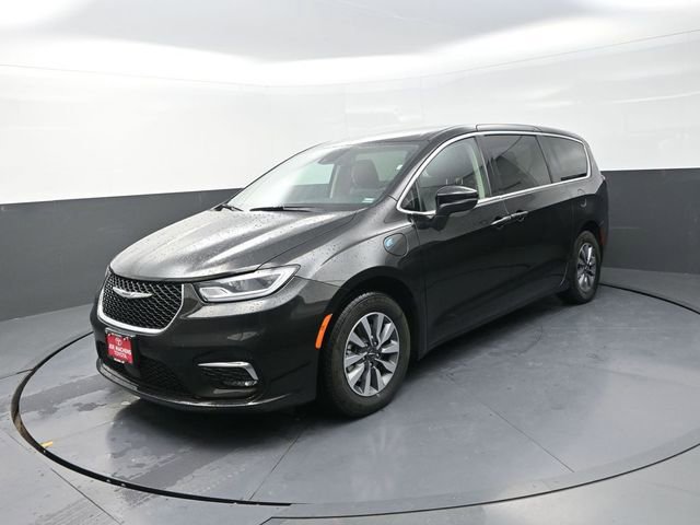 Used 2023 Chrysler Pacifica Touring-L FWD image 3