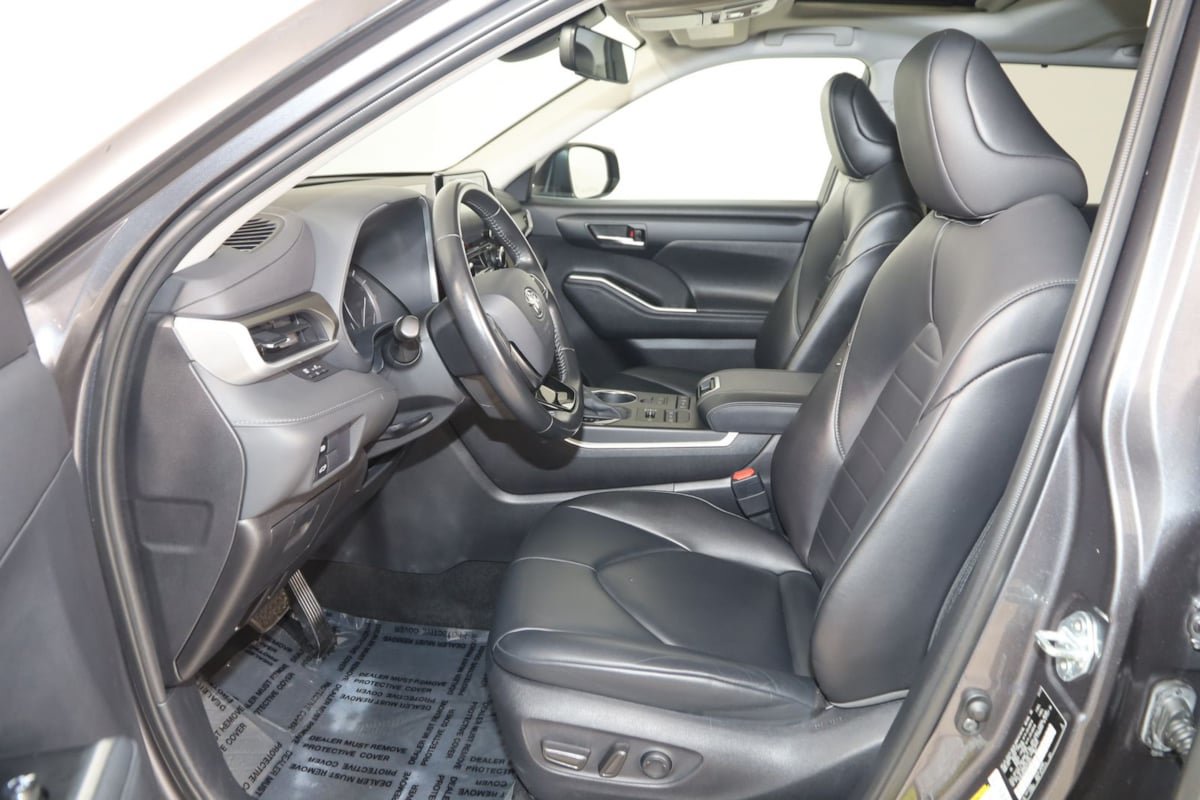 Used 2021 Toyota Highlander XLE AWD/4WD image 11