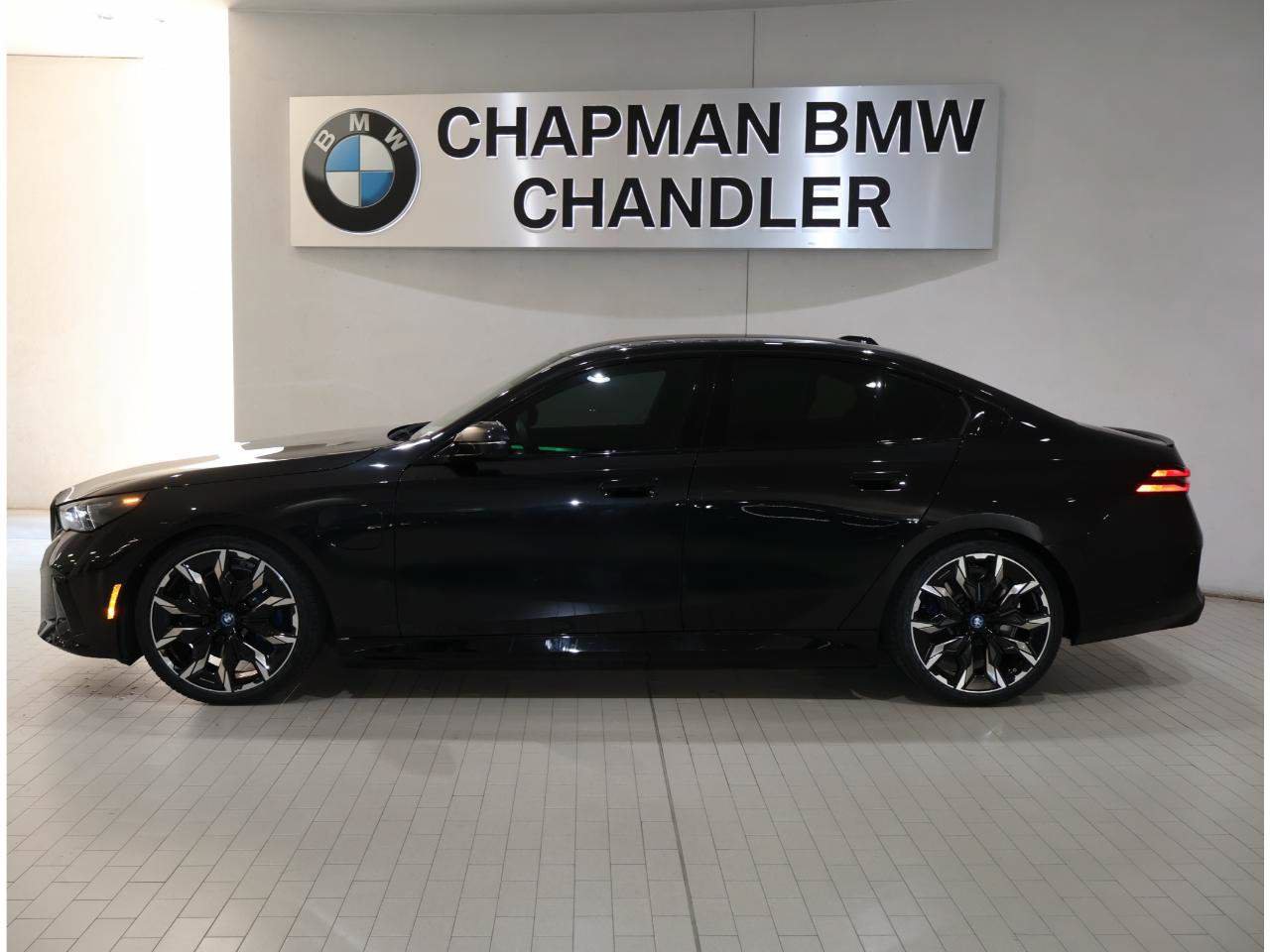 Used 2025 BMW 550e xDrive w/ Premium Package AWD/4WD image 3