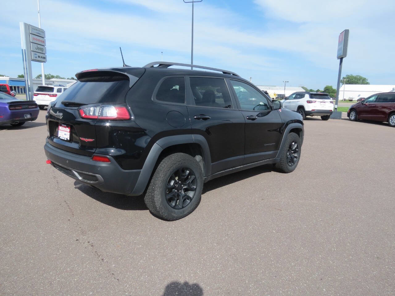 Used 2019 Jeep Cherokee Trailhawk w/ Cold Weather Group AWD/4WD image 4