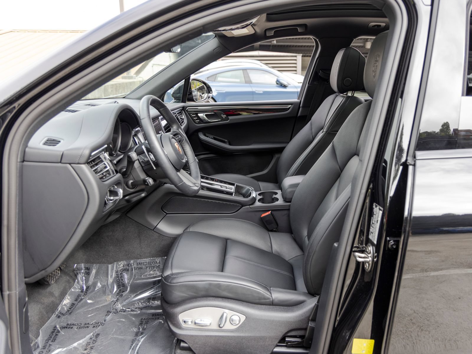 Certified 2026 Porsche Macan AWD/4WD image 30