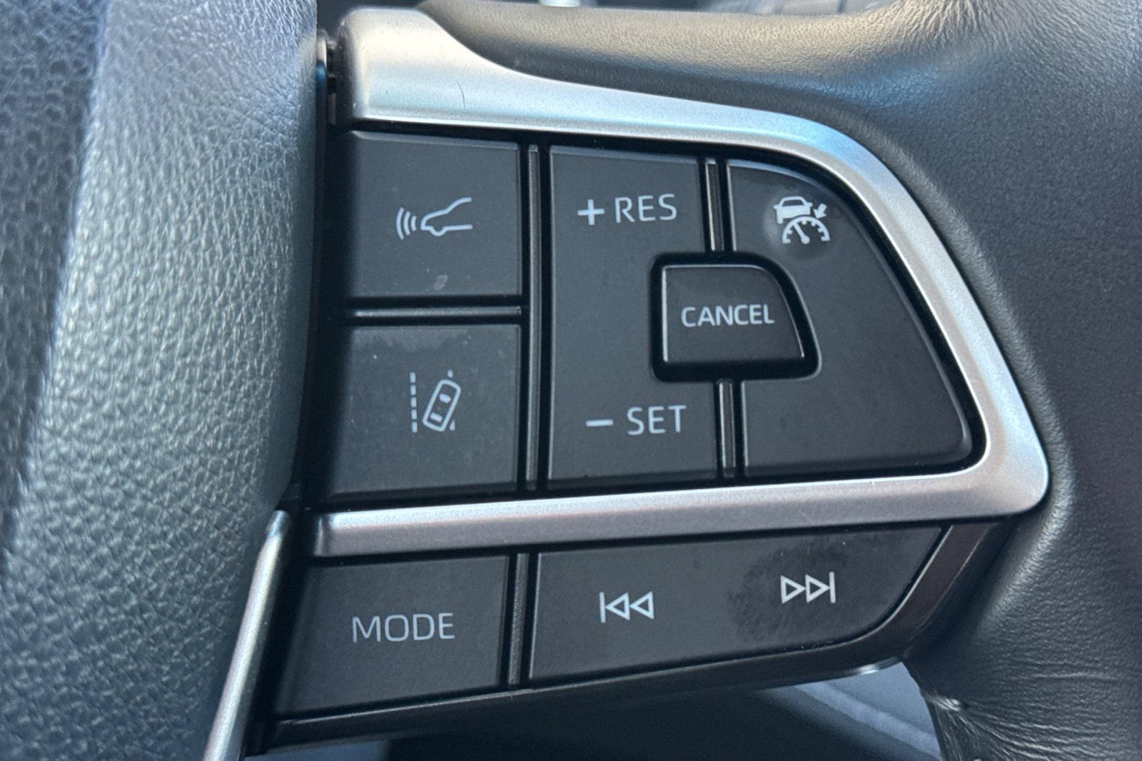 Used 2023 Toyota Highlander LE AWD/4WD image 28