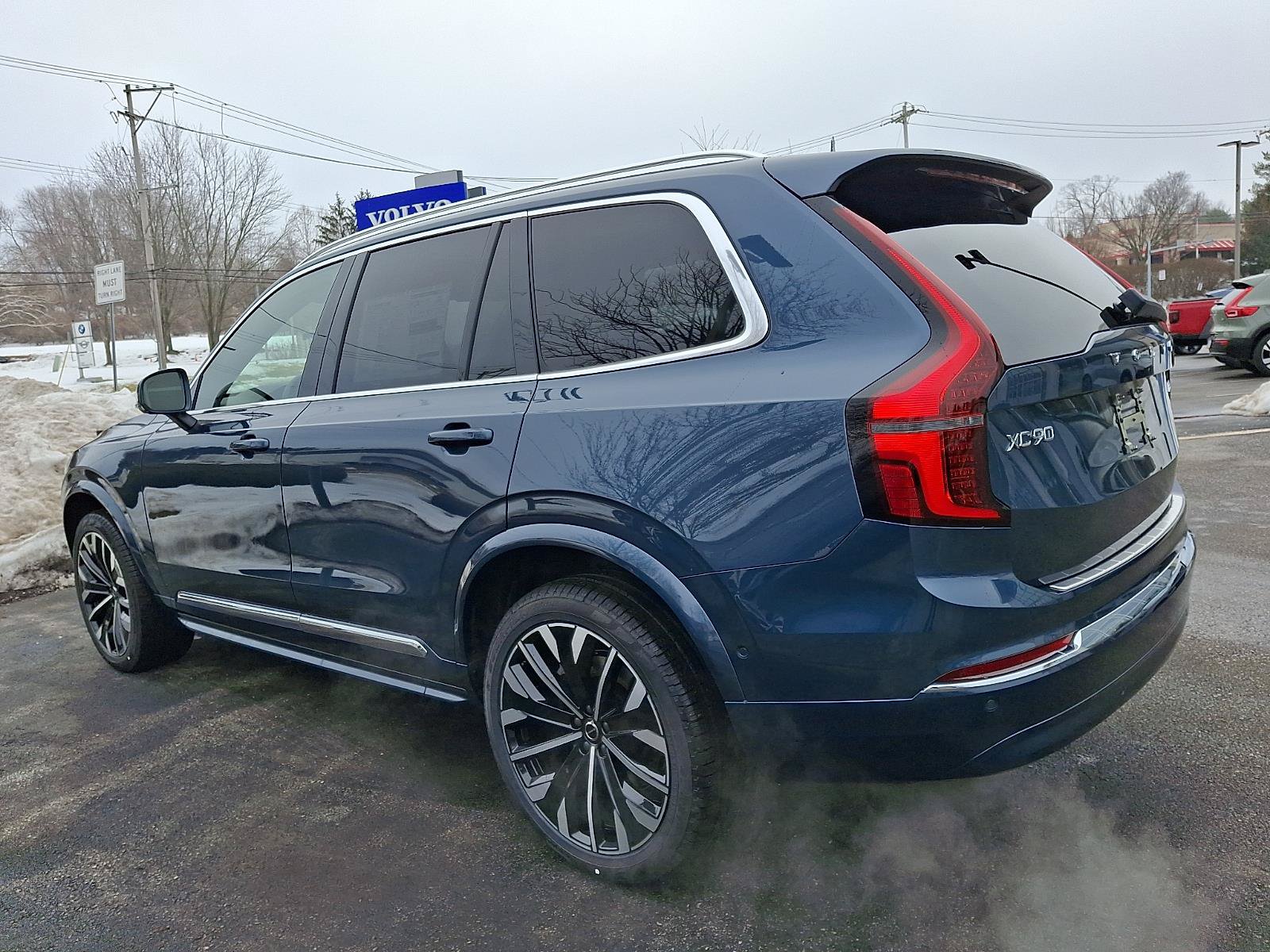 New 2026 Volvo XC90 B5 Plus AWD/4WD image 3