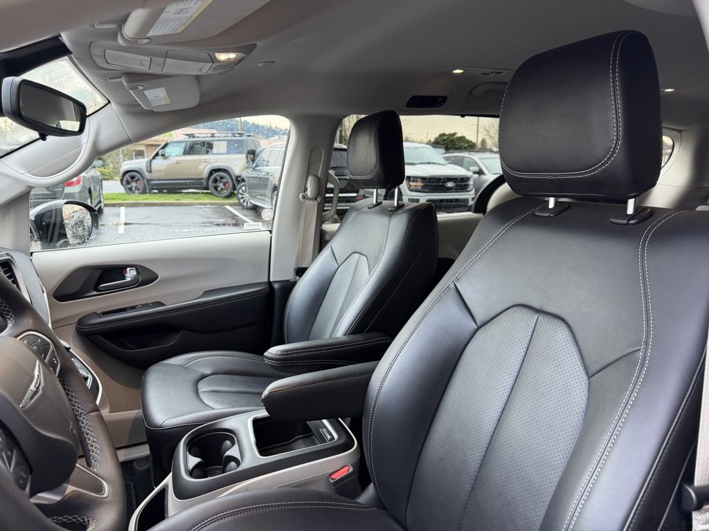 Used 2024 Chrysler Pacifica Touring-L image 15