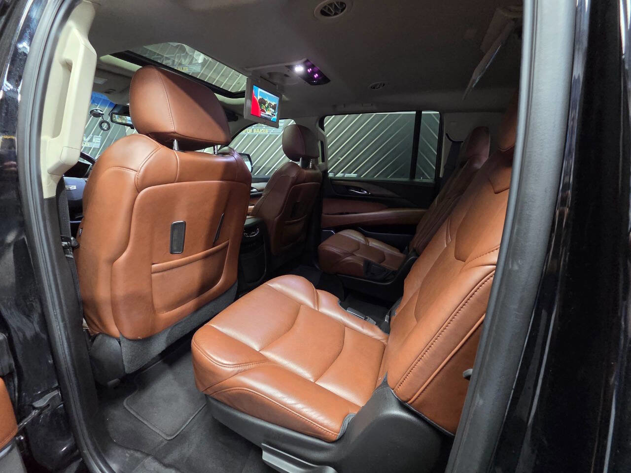 Used 2018 Cadillac Escalade ESV Luxury AWD/4WD image 36