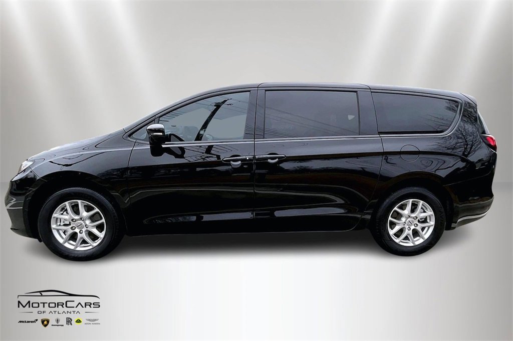 Used 2025 Chrysler Pacifica Select image 5