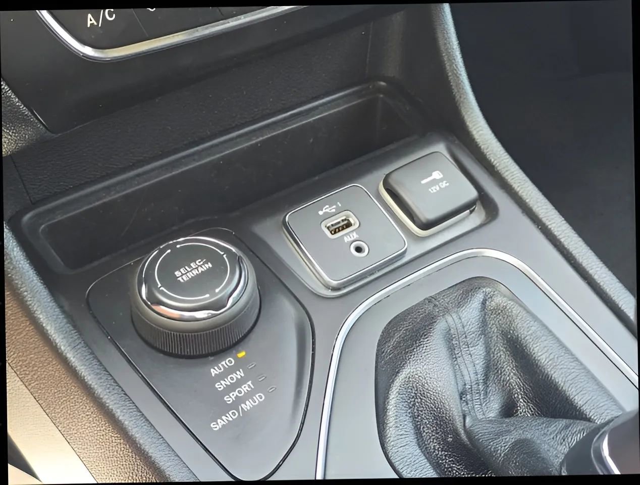 Used 2021 Jeep Cherokee Latitude Lux AWD/4WD image 28
