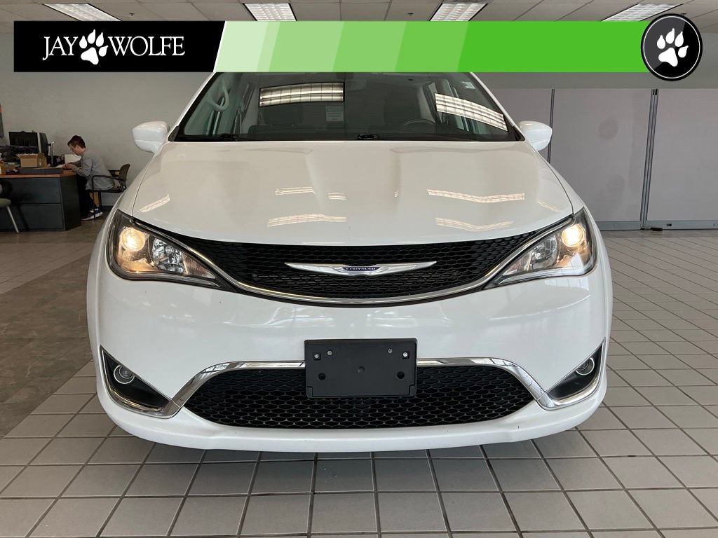 Used 2020 Chrysler Pacifica Touring FWD image 2