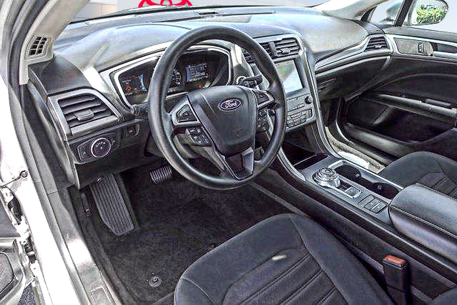 Used 2020 Ford Fusion SE FWD image 9