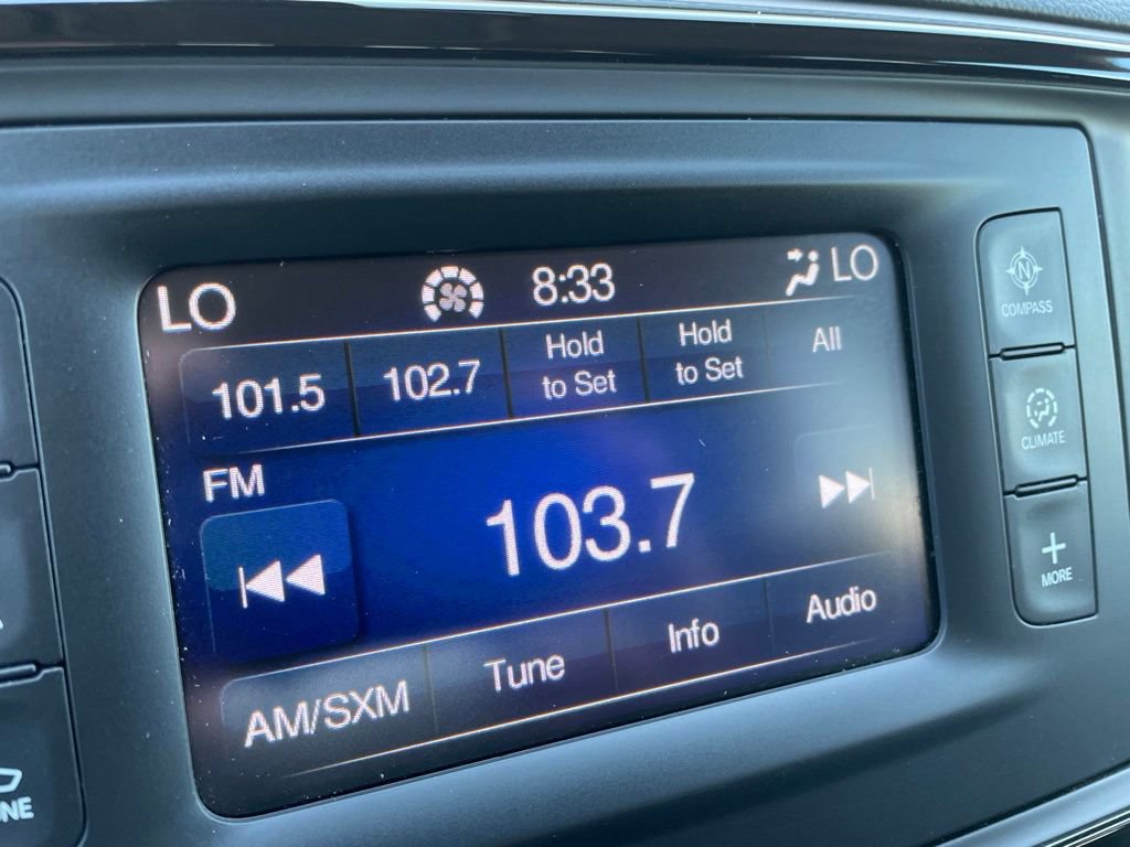 Used 2017 Chrysler Pacifica Touring-L FWD image 18