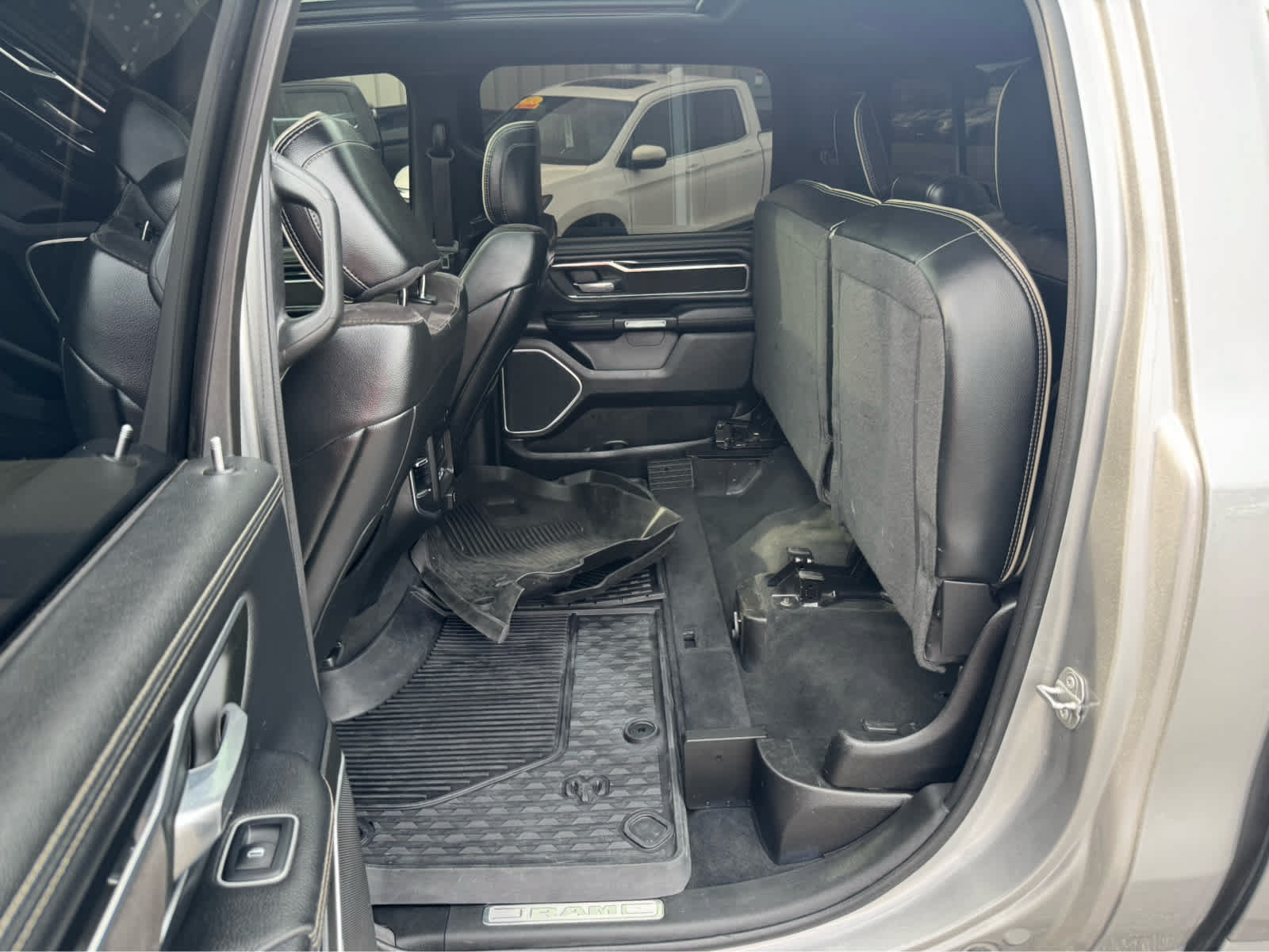Used 2022 RAM 1500 Laramie AWD/4WD image 16