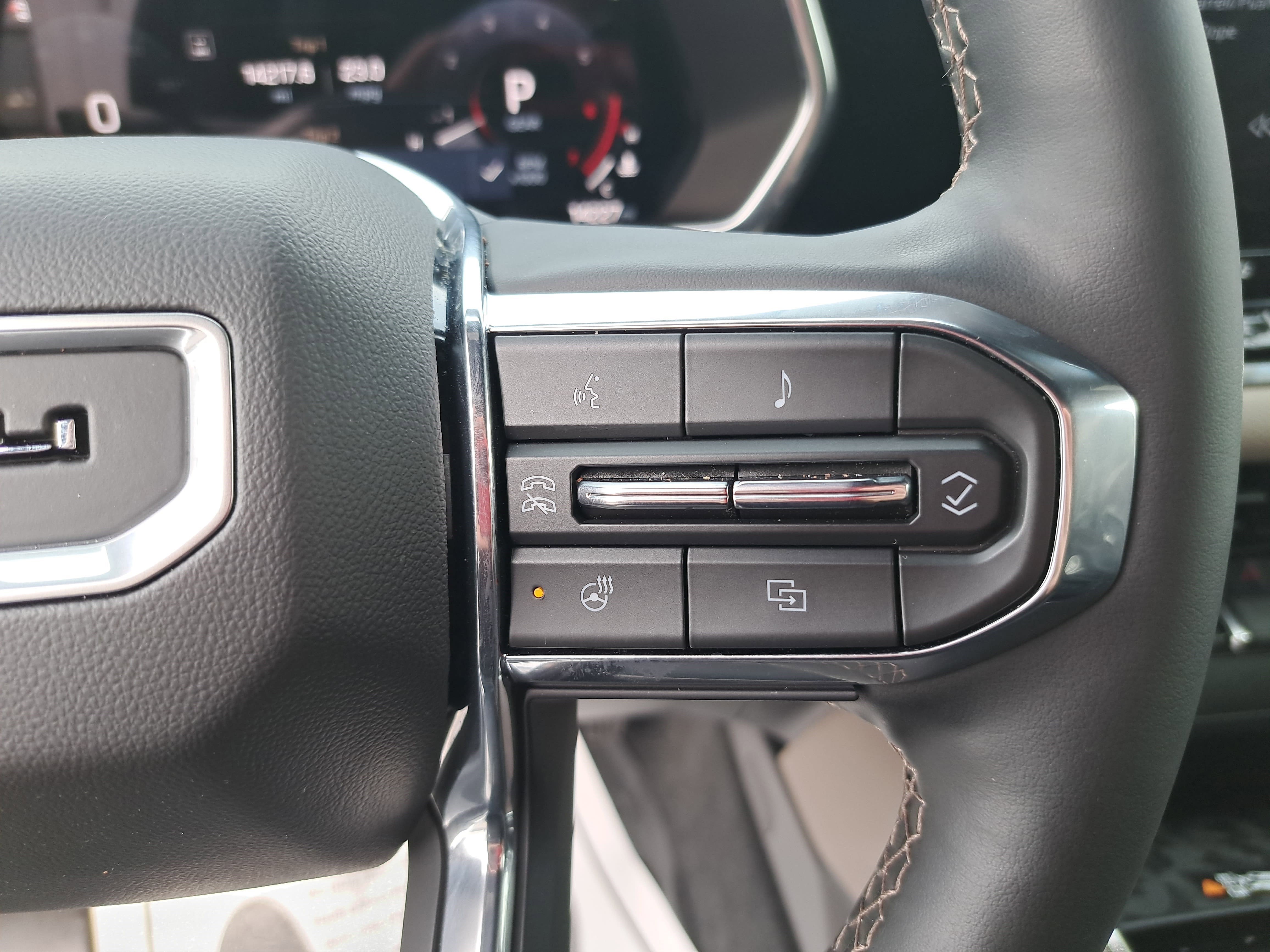 Used 2025 GMC Canyon Denali w/ LPO, Denali Black Edition image 17