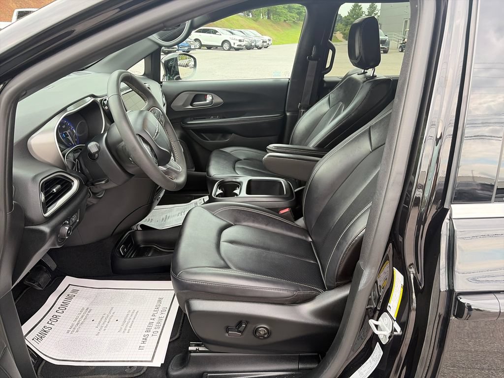 Used 2025 Chrysler Pacifica Select FWD image 10