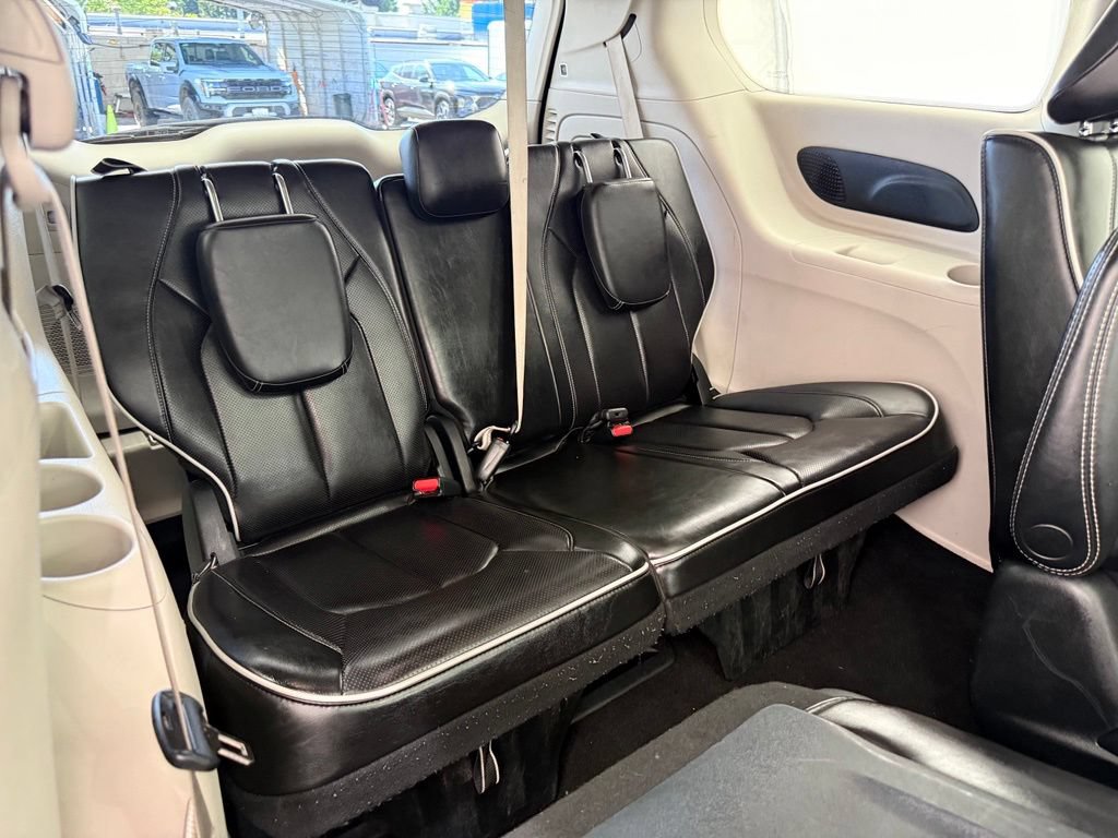 Used 2023 Chrysler Pacifica Limited FWD image 31