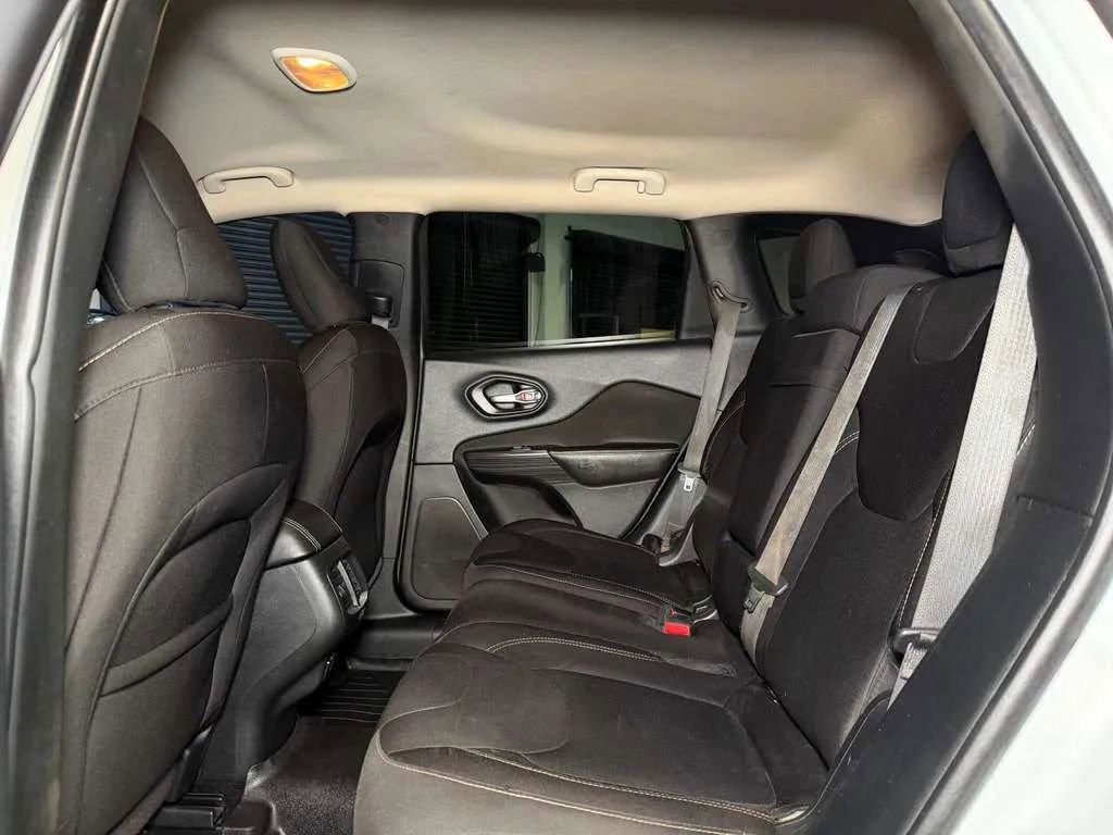 Used 2016 Jeep Cherokee Latitude w/ Comfort/Convenience Group AWD/4WD image 19