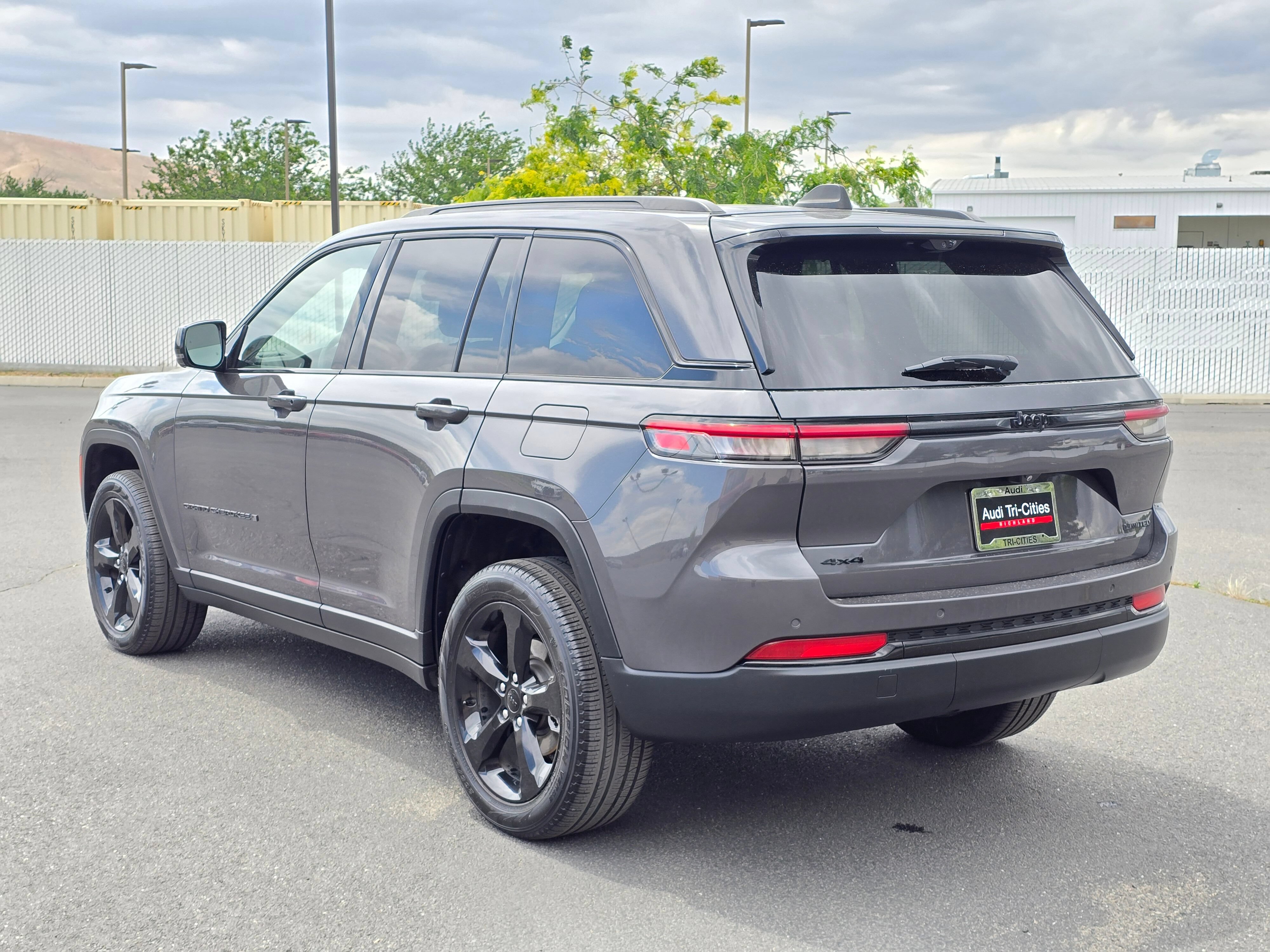 Used 2023 Jeep Grand Cherokee Limited w/ Luxury Tech Group II AWD/4WD image 35
