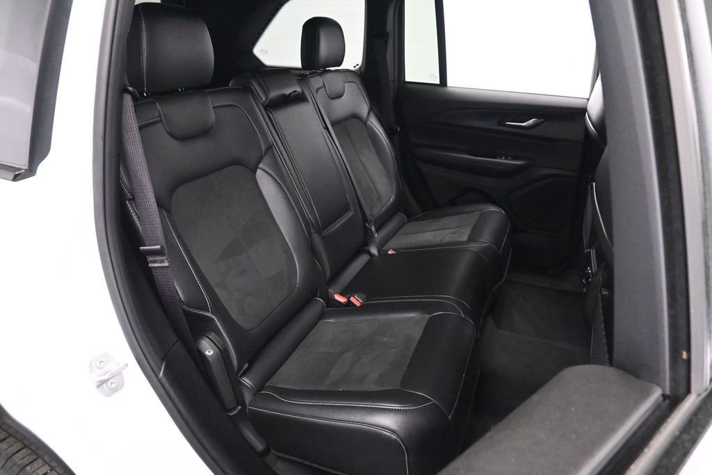 Used 2025 Jeep Grand Cherokee Altitude AWD/4WD image 22