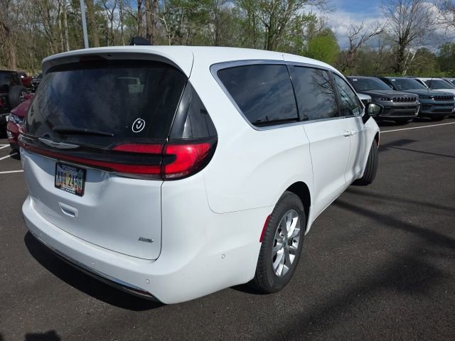 Used 2025 Chrysler Pacifica Select w/ Uconnect Theater Family Group image 23