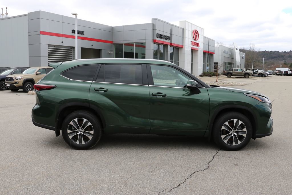 Used 2025 Toyota Highlander XLE AWD/4WD image 4