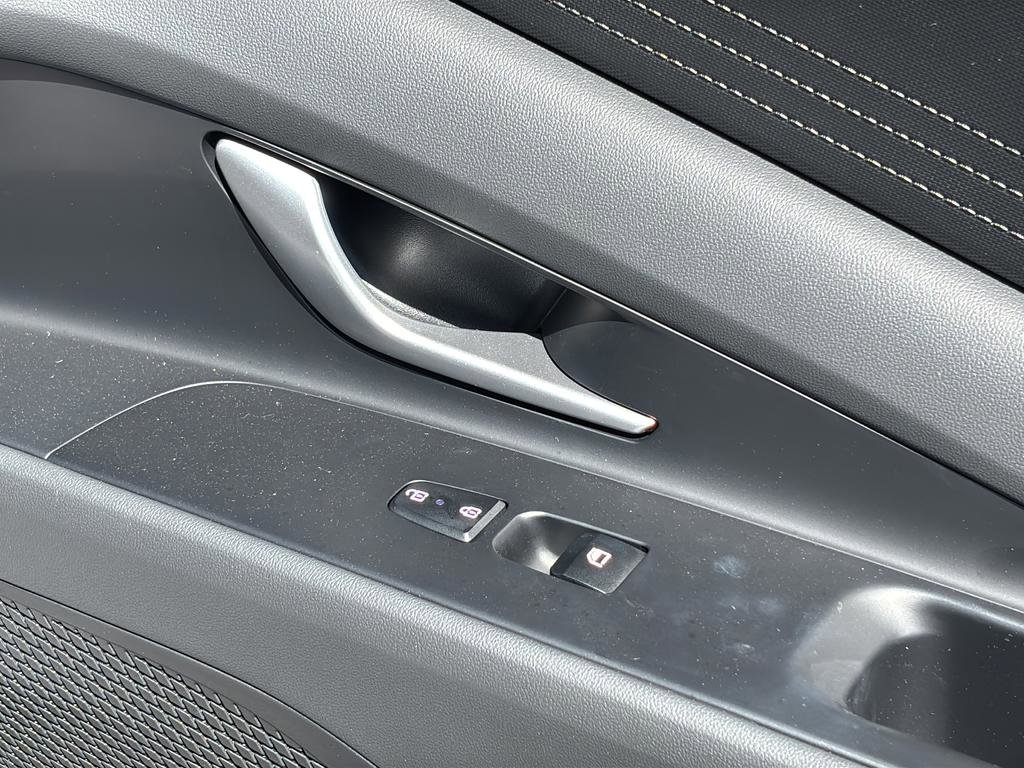 Used 2025 Hyundai Elantra SE FWD image 38