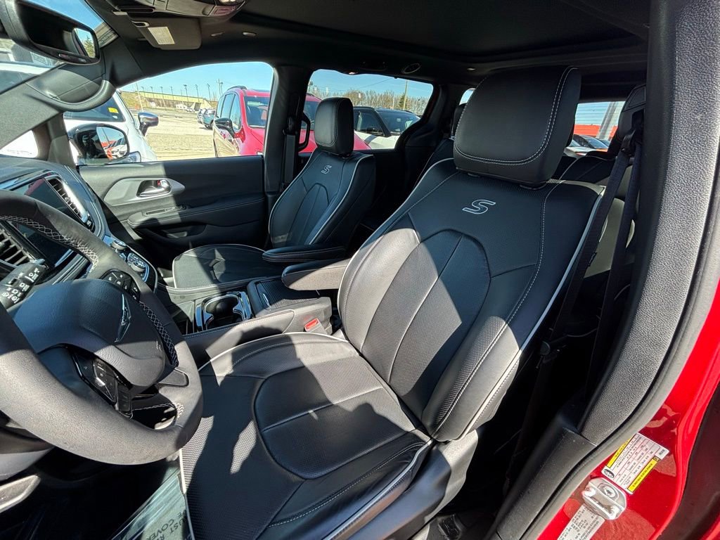 Used 2025 Chrysler Pacifica Limited w/ Trailer Tow Group image 10