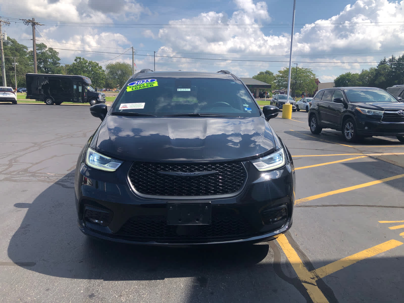 Used 2025 Chrysler Pacifica Limited FWD image 5