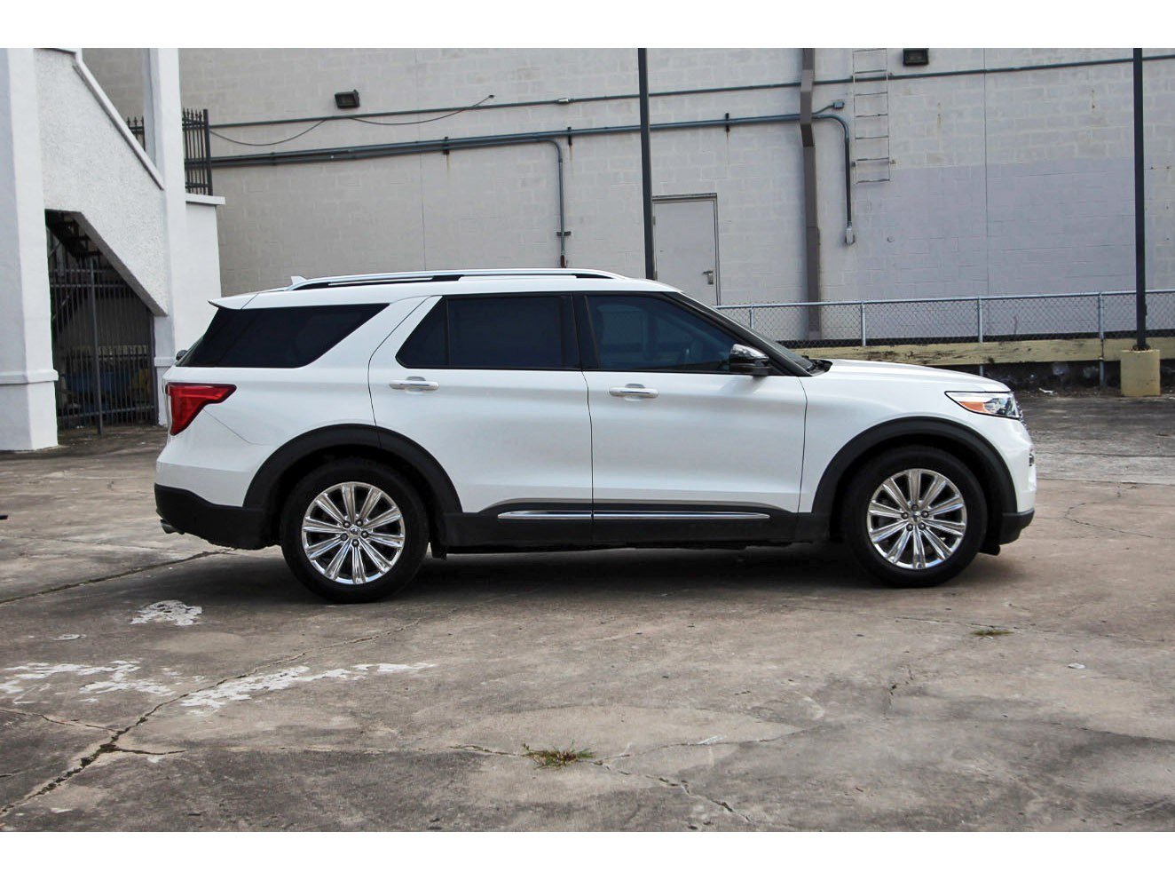 Used 2021 Ford Explorer Limited w/ Hybrid Equipment Group 310A RWD image 8