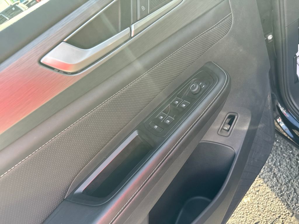 Used 2025 Volkswagen Atlas Cross Sport SE image 14