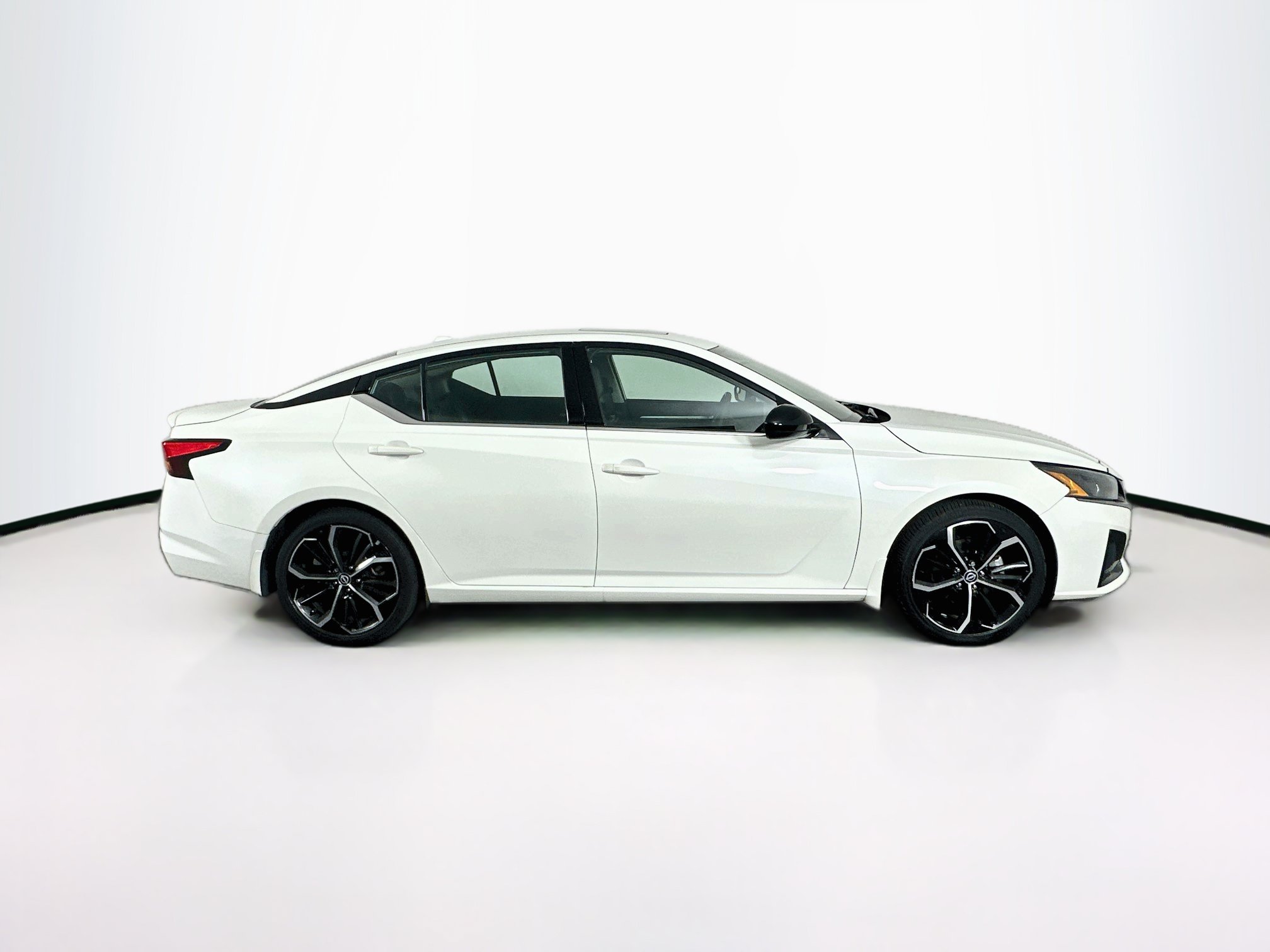 Used 2023 Nissan Altima 2.5 SR w/ SR Premium Package FWD image 10