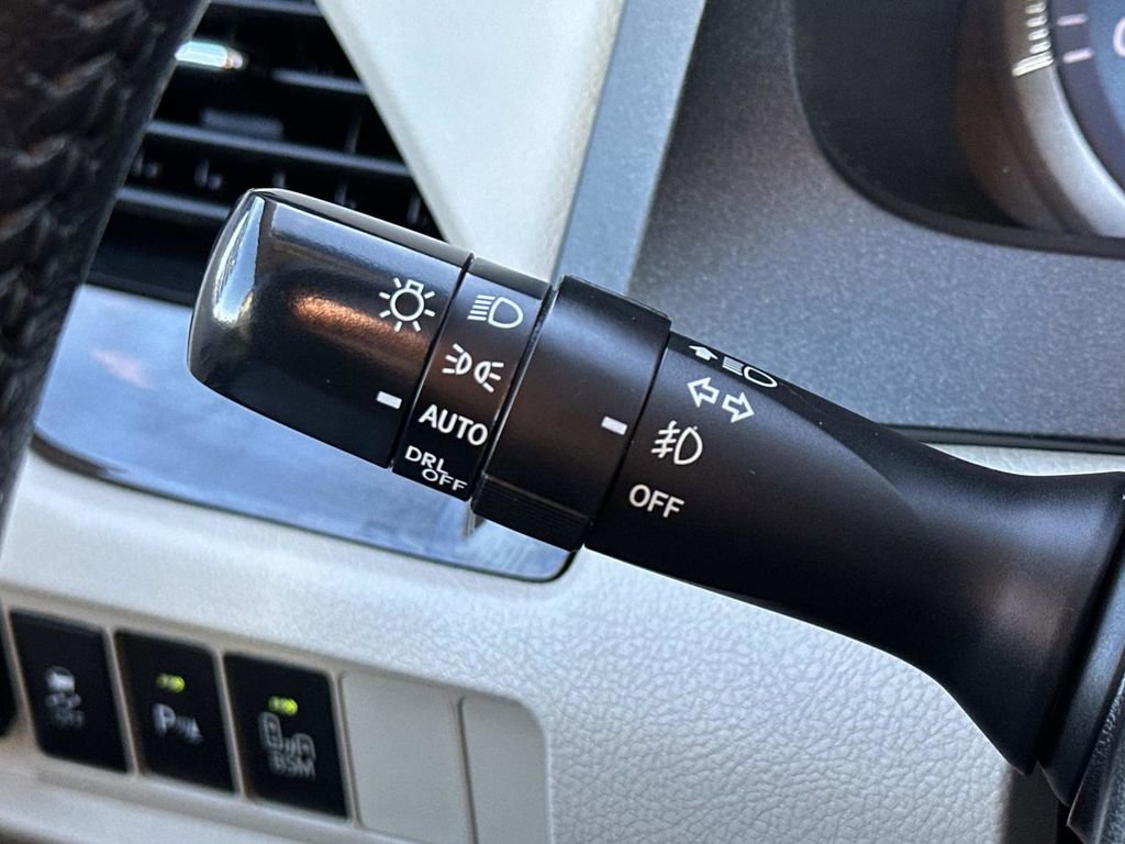 Used 2015 Toyota Sienna Limited image 18