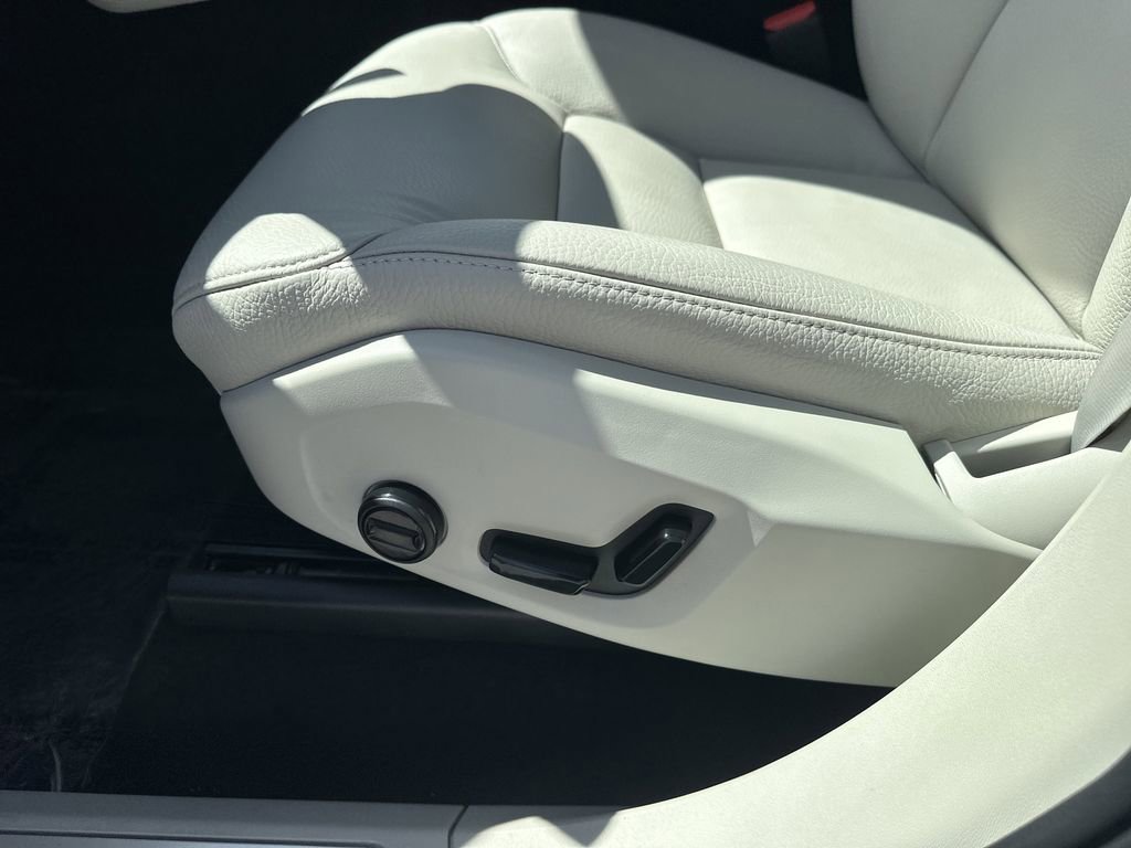 Used 2025 Volvo XC90 B5 Plus w/ Protection Package Premier image 20