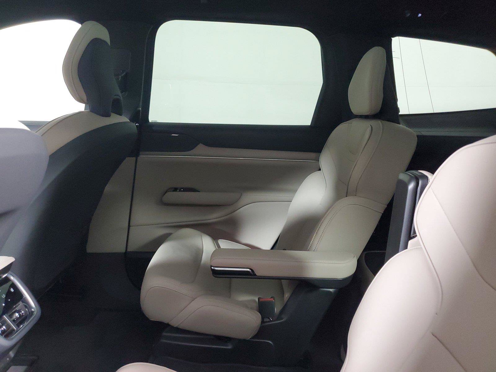 Certified 2025 Volvo EX90 Plus AWD/4WD image 11