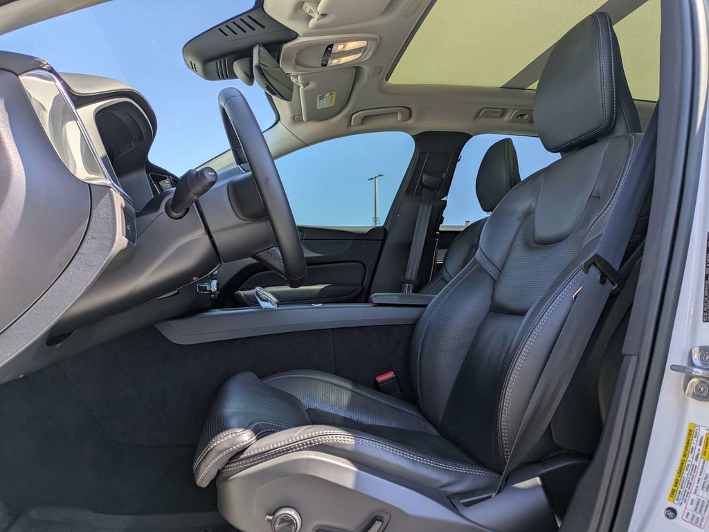 Used 2023 Volvo XC60 B5 Ultimate w/ Protection Package Premier image 2