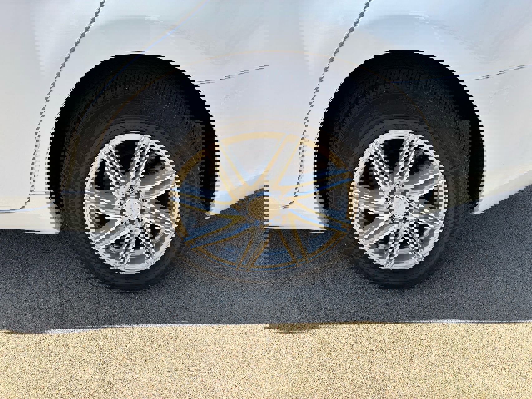 Used 2010 Toyota Camry LE image 9