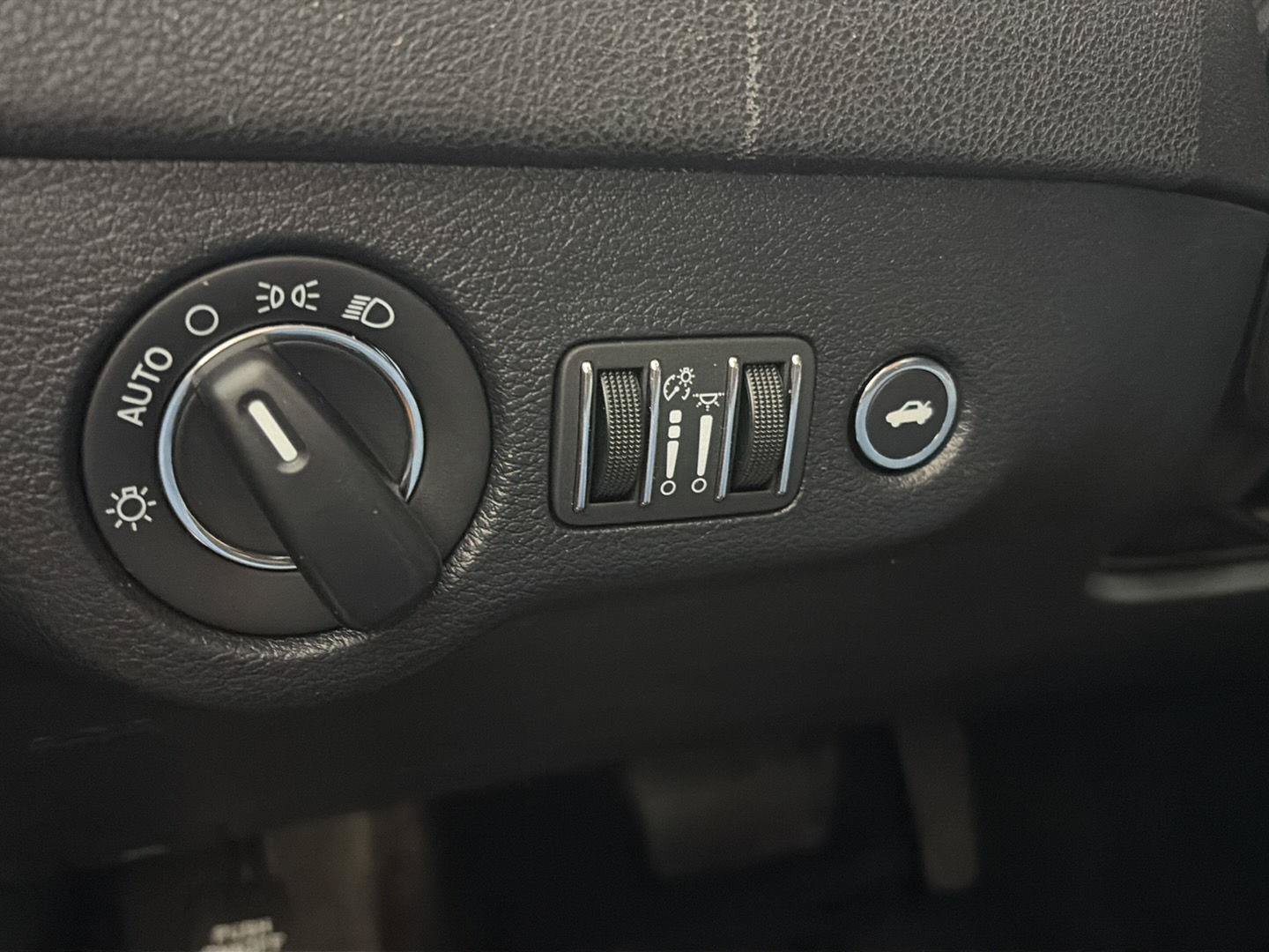 Used 2017 Chrysler 300 Limited AWD/4WD image 9