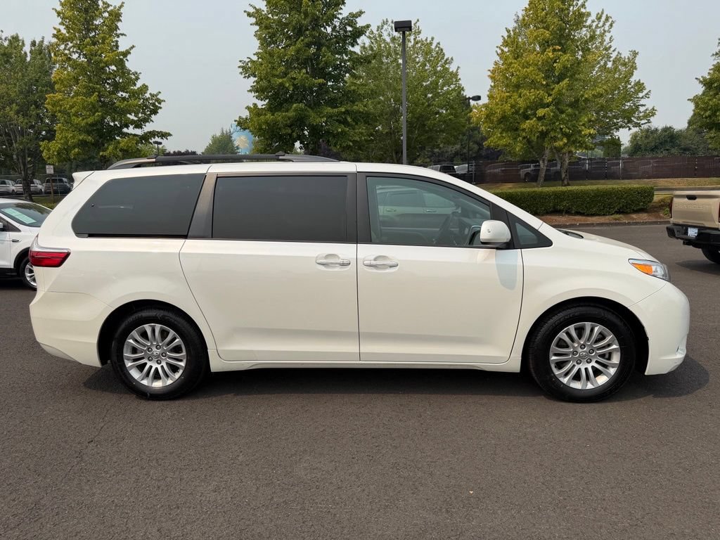 Used 2015 Toyota Sienna XLE w/ XLE Navigation Package FWD image 9