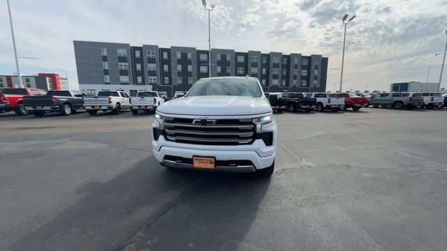 Used 2024 Chevrolet Silverado 1500 High Country w/ High Country Premium Package AWD/4WD image 3