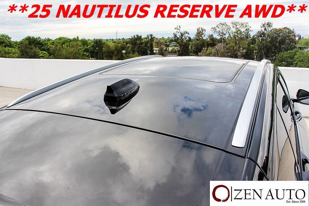 Used 2025 Lincoln Nautilus Reserve image 12